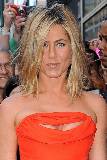 Jennifer Aniston rodeada de personas